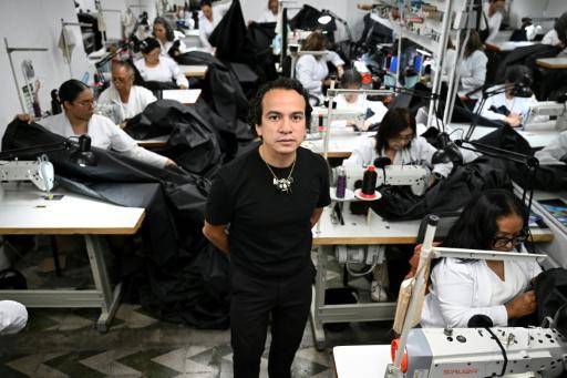 Un taller de moda pasa a confeccionar bolsas mortuorias tras los terremotos en Venezuela