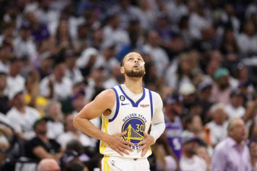Curry salva con 50 puntos a los Warriors en el partido decisivo en Sacramento