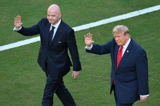 El presidente de la FIFA, Gianni Infantino (izda.) y el presidente de Estados Unidos, Donald Trump, antes de la ceremonia de trofeos tras la final del Mundial entre España y Argentina, en el New York/New Jersey Stadium de East Rutherford, el 19 de julio de 2026