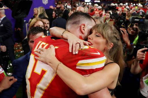 Travis Kelce, pareja de Taylor Swift, extiende su contrato con Chiefs