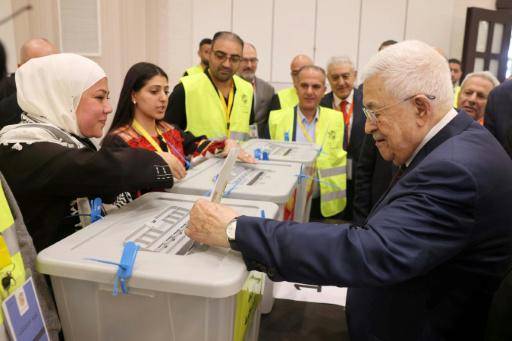 El presidente palestino, Mahmud Abas, vota durante las elecciones para el nuevo comité central del movimiento Al Fatah, el 16 de mayo de 2026 en la ciudad cisjordana de Ramala, una imagen divulgada por la Autoridad Palestina