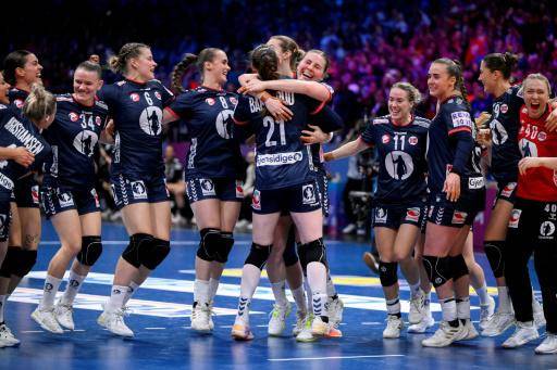 Las jugadoras de Noruega celebran el título mundial de balonmano logrado tras vencer a Alemania, en el Rotterdam Ahoy Arena, el 14 de diciembre de 2025