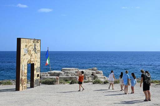 El papa León XIV visita la isla italiana de Lampedusa para rendir homenaje a los migrantes