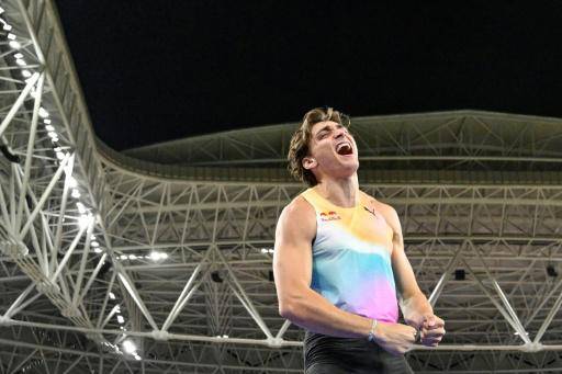 Duplantis gana en Shanghái con salto de 6,12 m, Dos Santos supera a Warholm