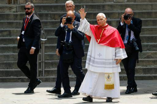 El papa llega a Barcelona para bendecir la nueva torre de la Sagrada Familia