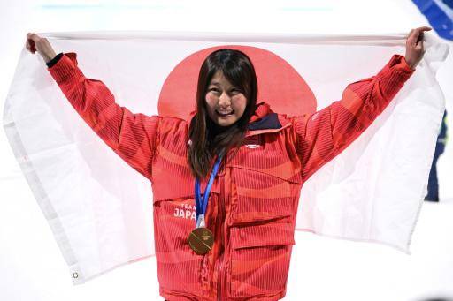 La japonesa Kokomo Murase celebra su mdalla de oro olímpica en snowboard big air. En Livigno (norte de Italia), el 9 de febrero de 2026
