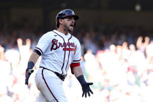 Riley da triunfo a Bravos sobre Phillies en el inicio de postemporada de la MLB