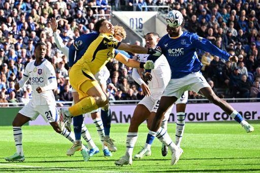 Chelsea gana 2-0 a Everton, pero Dibu Martínez queda KO por golpe en la cabeza