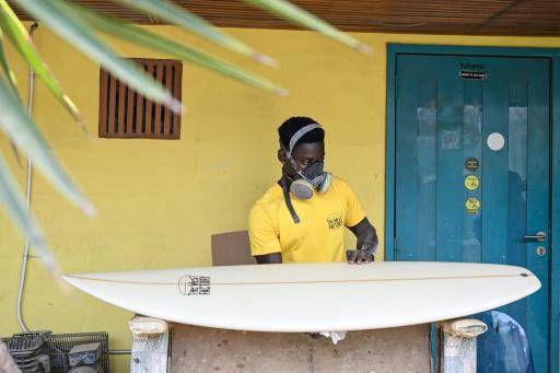 Despacio pero sin pausa, el surf sigue progresando en Costa de Marfil