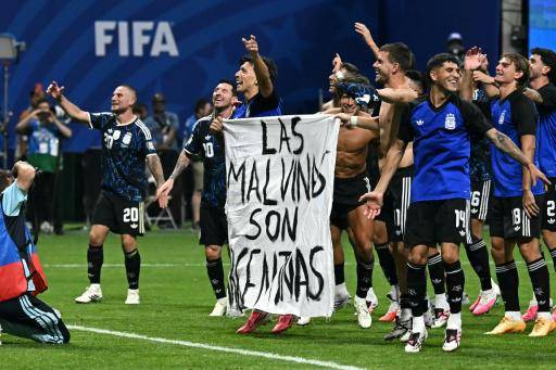 Jugadores de Argentina celebran triunfo con pancarta reivindicativa de las Malvinas