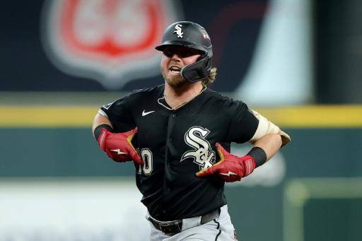 Chase Meidroth, de los Medias Blancas de Chicago, celebra tras conectar un jonrón de tres carreras contra los Astros de Houston durante la sexta entrada del segundo partido de la Serie de Comodines de la Liga Americana en el Daikin Park, el 30 de septiembre de 2026, en Houston, Texas