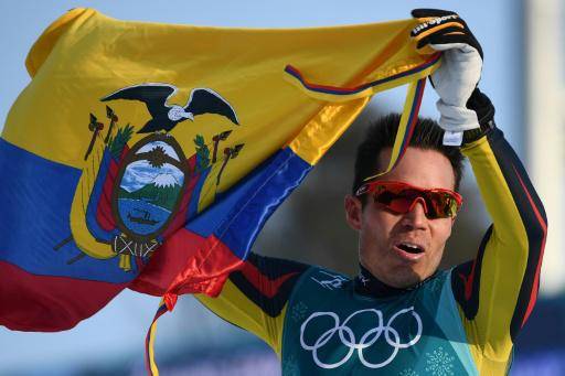 El ecuatoriano Klaus Jungbluth ondea la bandera ecuatoriana tras terminar en los 15 km libres del esquí de fondo de los Juegos Olímpicos de Pyeongchang (Corea del Sur), el 16 de febrero de 2018