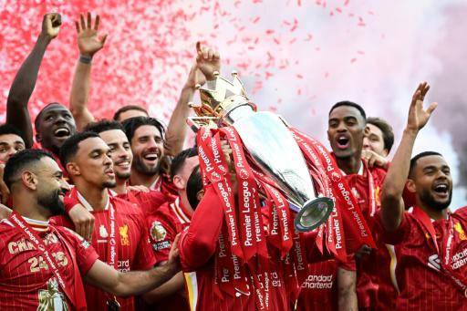 Los jugadores del Liverpool celebran el título de la Premier League, tras el partido contra el Crystal Palace celebrado en el estadio Anfield de Liverpool (noroeste de Inglaterra), el 25 de mayo de 2025