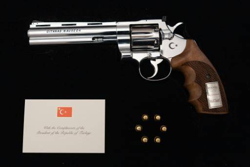 Erdogan regala una pistola con seis balas a los líderes en la cumbre de la OTAN