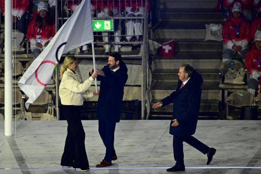 La bandera olímpica pasa a manos de representantes de Alpes franceses 2030