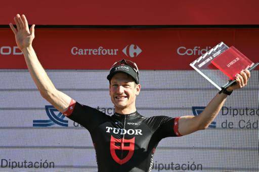 Mas se acerca al título en la Vuelta, Küng gana la crono de Jerez