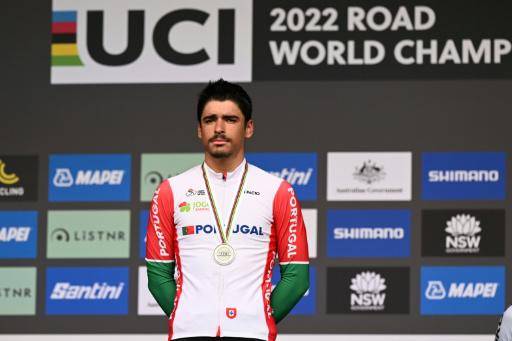 El portugués António Morgado recibe su medalla del Campeonato del Mundo de Ciclismo en Ruta en la categoría júnior el 23 de septiembre de 2022 en Wollongong, en Australia