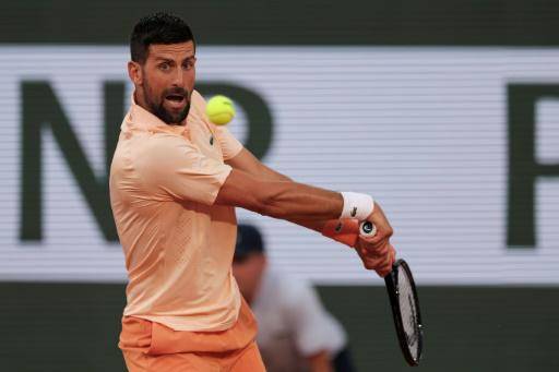 Djokovic cede un set pero avanza en su estreno en Roland Garros