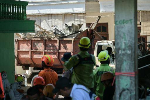 Más de 60 muertos por el colapso de una escuela en Indonesia