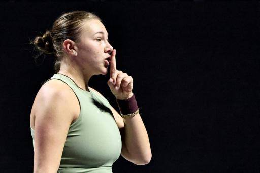 Swiatek sufre dura derrota ante Rybakina, Keys eliminada de Masters WTA