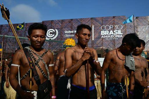 Miembros del movimiento indígena Munduruku Ipereg Ayu protestan afuera de la sede de la conferencia climática de la ONU COP30 en Belém, Brasil