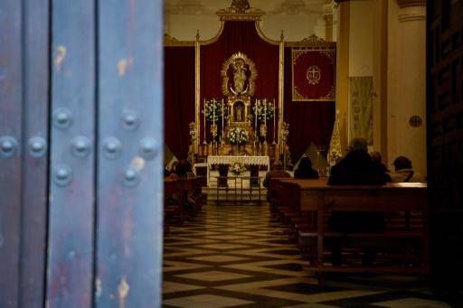Allegados al sacristán asesinado en el ataque a dos iglesias de Algeciras rezan en una de ellas al día siguiente, el 26 de enero de 2023 en esa localidad anzaluza al sur de España
