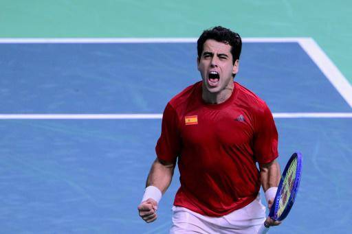 El tenista español Jaume Munar celebra su victoria contra el checo Jiri Lehecka en cuartos de final de la Copa Davis, el 20 de noviembre de 2025 en Bolonia, Italia