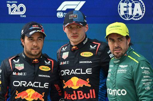 (De izquierda a derecha) El mexicano Sergio Pérez (Red Bull), su compañero neerlandés Max Verstappen y el español Fernando Alonso (Aston Martin) posan tras la sesión de clasificación del Gran Premio de Fórmula 1 de China, el 20 de abril de 2024 en Shanghái.