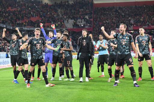 Bayern gana en Friburgo (2-1) y se escapa al frente de la Bundesliga