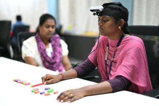 Trabajadores indios entrenan con videos a robots de IA para ejercer empleos humanos