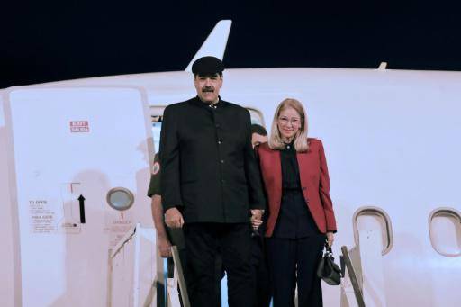El presidente venezolano, Nicolás Maduro, y su esposa, Cilia Flores, desembarcan de un avión en Brasilia el 28 de mayo de 2023