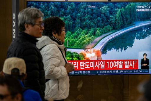 Corea del Norte lanza una docena de misiles balísticos hacia el mar del Este