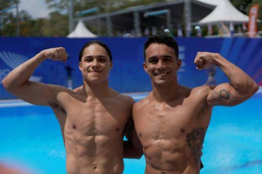 Los clavadistas mexicanos Juan Celaya (derecha) y Osmar Olvera posan tras ganar la prueba de trampolín sincronizado en los Juegos Centroamericanos y del Caribe de 2026, en Santo Domingo, el 31 de julio de 2026