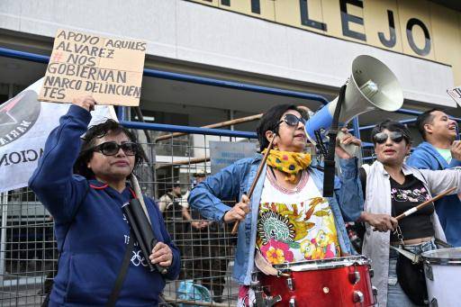 Unos partidarios del alcalde de Guayaquil, Aquiles Álvarez, demandan su liberación el 11 de febrero de 2026 en el exterior del Complejo Judicial en el norte de Quito