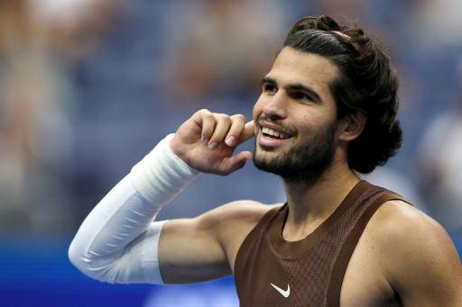 Alcaraz firma un sólido debut del US Open en su regreso tras lesión