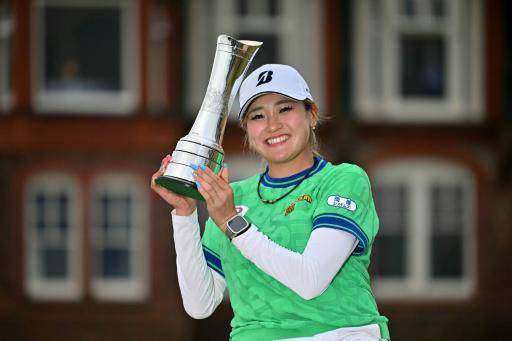La japonesa Shiho Kuwaki posa con el trofeo de campeona del Abierto Británico de golf en el campo Royal Lytam &amp; St Annes, en el noroeste de Inglaterra, el 2 de agosto de 2026