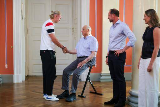 El delantero noruego Erling Haaland (izda.) durante el recibimiento de la familia real noruega en el Palacio Real de Oslo tras el regreso de Noruega del Mundial 2026, el 13 de julio de 2026