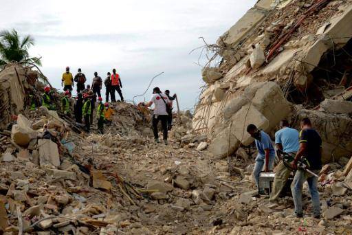 Unos rescatistas buscan víctimas de los terremotos del 24 de junio entre los escombros de un edificio que se desplomó en Caraballeda, en el estado de La Guaira, el 3 de julio de 2026 al norte de Venezuela