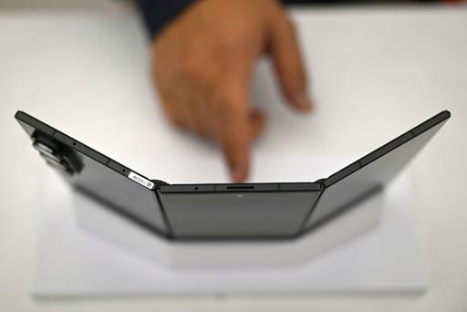 Un visitante toca el Galaxy Z TriFold de Samsung durante su lanzamiento en una tienda de Seúl, el 2 de diciembre de 2025