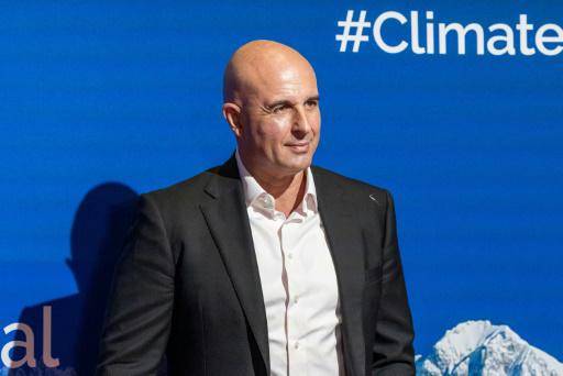 El presidente de la Federación Internacional de Esquí, Johan Eliasch, posa durante un acto en favor del medio ambiente celebrado al margen de la prueba de la Copa del Mundo de esquí disputado en la estación austriaca de Kitzbühel (Austria), el 18 de enero de 2024