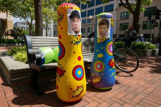 Figuras hinchables con las caras de Sam Altman y Elon Musk el 27 de abril en Oakland (California)