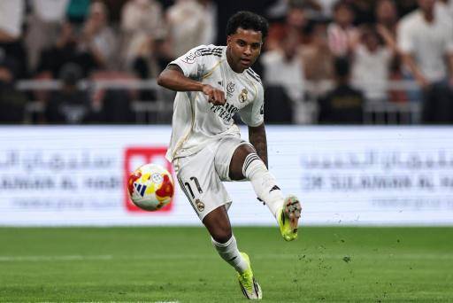 El delantero brasileño del Real Madrid Rodrygo patea un balón en las semifinales de la Supercopa de España contra el Atlético de Madrid, en la ciudad saudí de Yedá, el 8 de enero de 2026