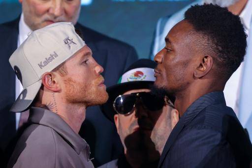 Canelo Álvarez (izquierda) y Christian Mbilli (derecha) posan cara a cara ante los fotógrafos el 29 de octubre de 2026, a dos días de su combate en Riad (Arabia Saudita)