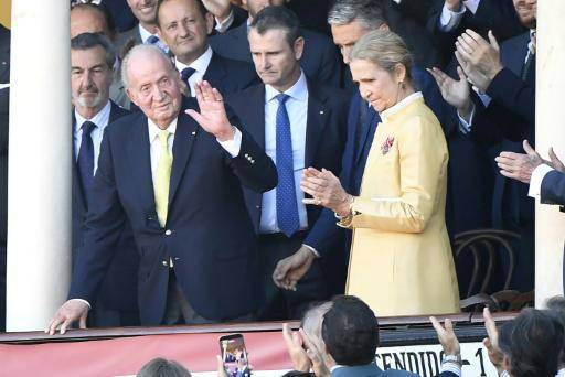 El rey Juan Carlos, junto a su hija Elena, saluda al público para agradecer los aplausos a su llegada a la plaza de toros de Sevilla, el 5 de abril de 2026 en esa ciudad al sur de España