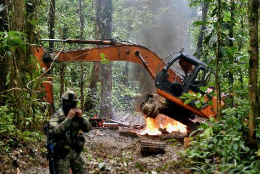 Explosivos y fuego: la arremetida oficial contra el oro ilegal en Colombia