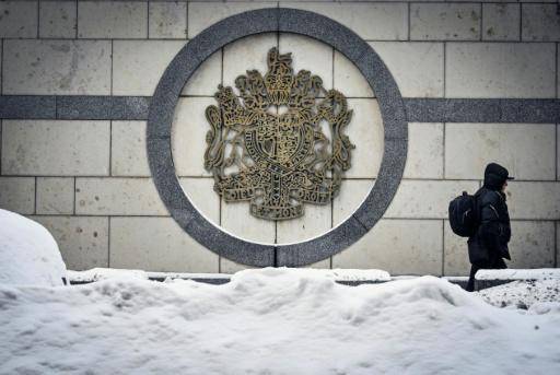 Una persona pasa frente a la Embajada del Reino Unido en Rusia, el 15 de enero de 2026 en una calle nevada de Moscú