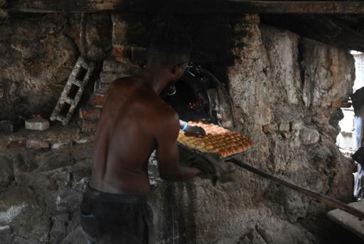 Un hombre hornea unos panecillos el 8 de abril de 2023 en una panadería en Petit-Goâve, Haití