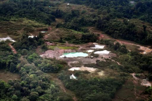 Explosivos y fuego: la arremetida oficial contra el oro ilegal en Colombia
