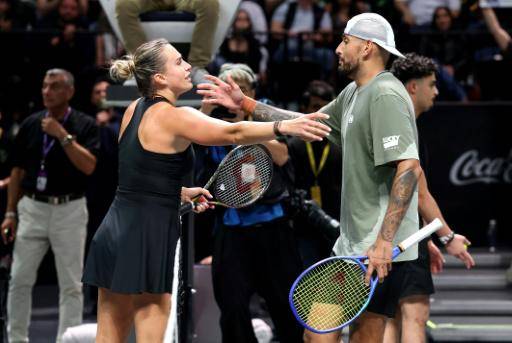 La bielorrusa Aryna Sabalenka (izq.) y el australiano Nick Kyrgios (der.) tras su partido de exhibición del 28 de diciembre en Dubái