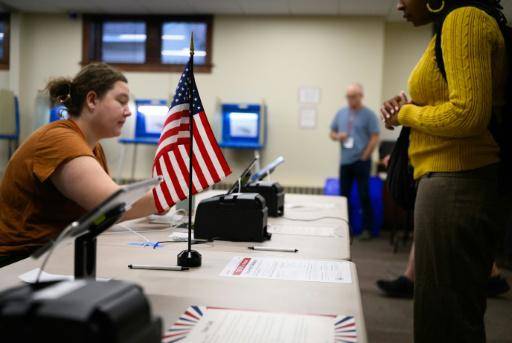 Demócratas votan en estados clave de EEUU en medio de pugna ideológica interna